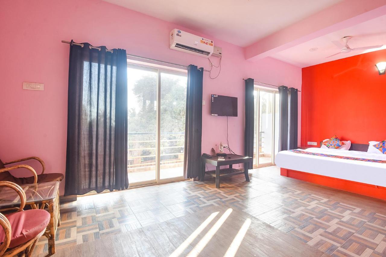 Hotel Fabexpress The Voyage Morjim Exterior foto